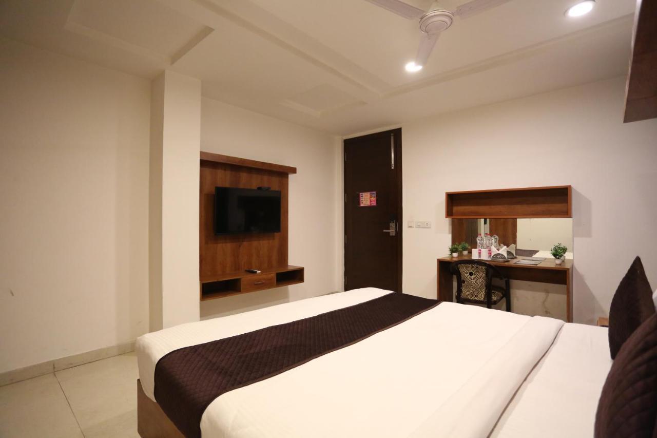 Hotel Sm Suits Near Delhi Airport-Unit By Grand Urban Luxury ニューデリー エクステリア 写真
