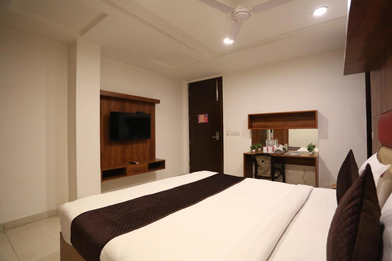Hotel Sm Suits Near Delhi Airport-Unit By Grand Urban Luxury ニューデリー エクステリア 写真